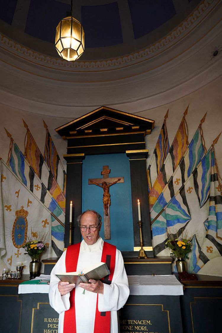 Abb. 1: Altar mit Schweizergarde-Banner, Messe vom 10.8.2020