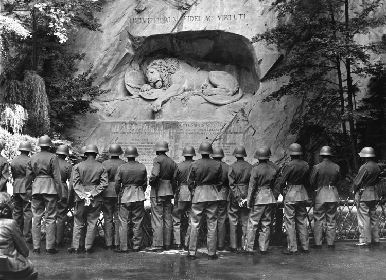 Abb. 11: Schweizer Soldaten mit Helm auf vor dem Denkmal, 1953