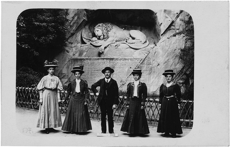 Ill. 1: Marie and Josephine Hübscher with friends, 1908