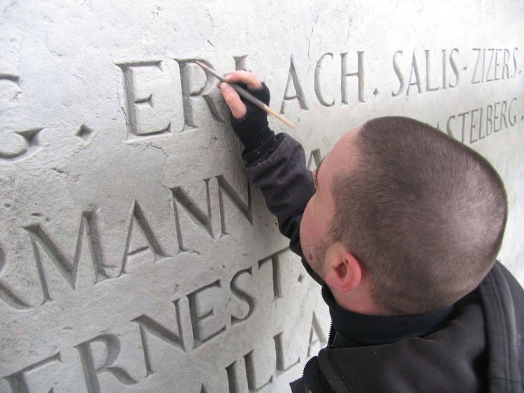 Ill. 8: Cleaning the inscription, 2009