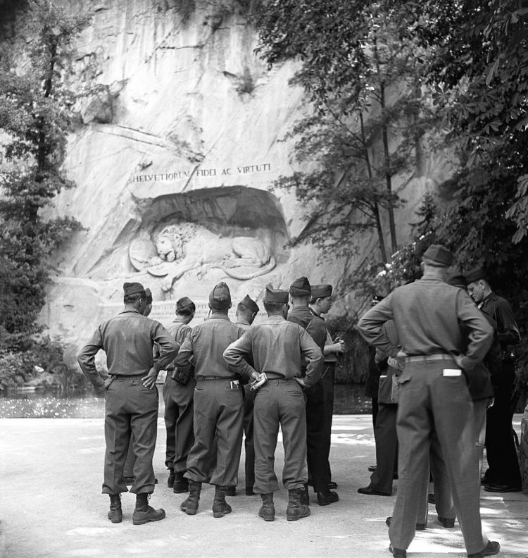 Ill. 4: US soldiers visit Lucerne after World War II, 1945